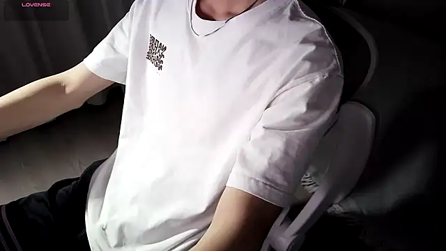 Snapshot of FEIYU001 chatting on December 28, 11:52 am FEIYU001 online show from December 28, 11:52 am