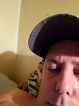 Snapshot of HeteroHotGuy1 chatting on March 9, 8:10 pm HeteroHotGuy1 online show from March 9, 8:10 pm