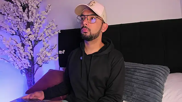  PauloDaSilva  online show from April 16, 11:21 am