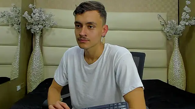 Desmon Clark online show from February 15, 3:31 am