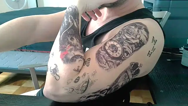 Aaron Rose25 online show from December 14, 3:57 am