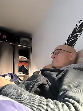 bogland33 online show from February 1, 8:29 pm