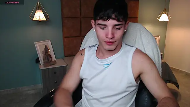 Snapshot of AlejooTwink chatting on February 13, 5:54 pm AlejooTwink online show from February 13, 5:54 pm