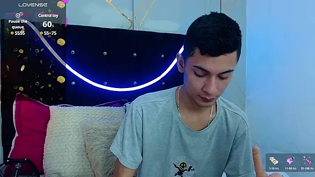 Snapshot of Oliver_king_sex chatting on December 18, 5:52 pm Oliver king sex online show from December 18, 5:52 pm