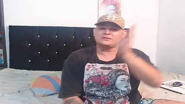 Snapshot of ELtiorick18 chatting on September 21, 2:44 am ELtiorick18 online show from September 21, 2:44 am