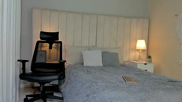 Aron Bolt online show from March 11, 3:37 am