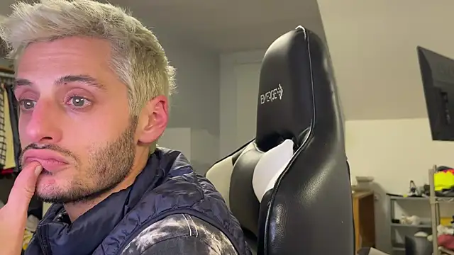 Snapshot of Dylansd chatting on January 9, 4:52 am Dylansd online show from January 9, 4:52 am