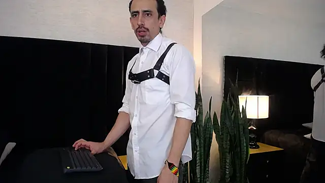 Sr Magnus  online show from March 18, 4:18 am