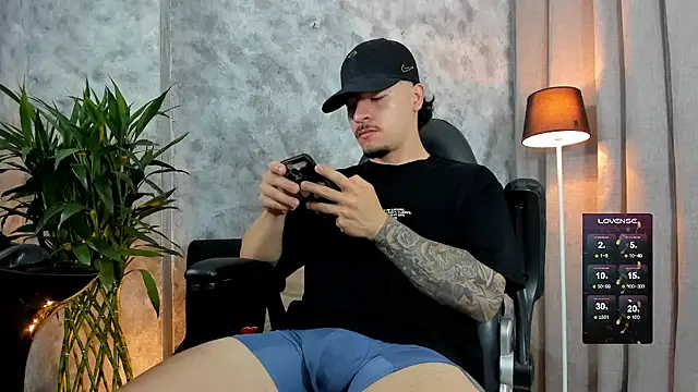 boyc022  online show from December 18, 10:22 am