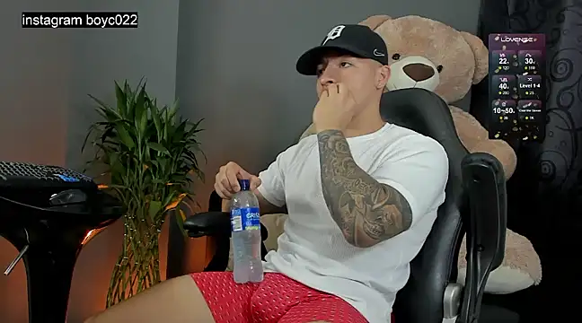 boyc022  online show from March 3, 9:56 pm