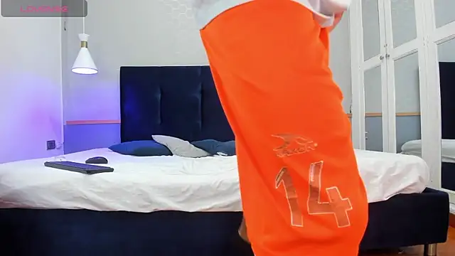 Jeffry wolvess online show from December 11, 1:22 pm