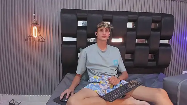 Alex Strip  online show from January 4, 6:30 am