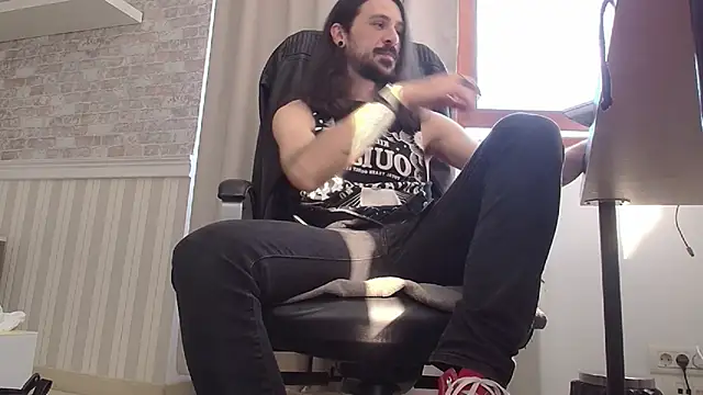 Snapshot of AxelColton chatting on October 19, 10:40 am AxelColton online show from October 19, 10:40 am