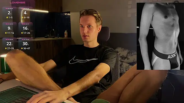 Leonnextdoor online show from February 12, 6:25 pm