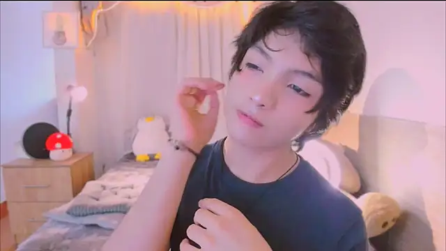 AllanYong18 online show from March 29, 2:39 pm