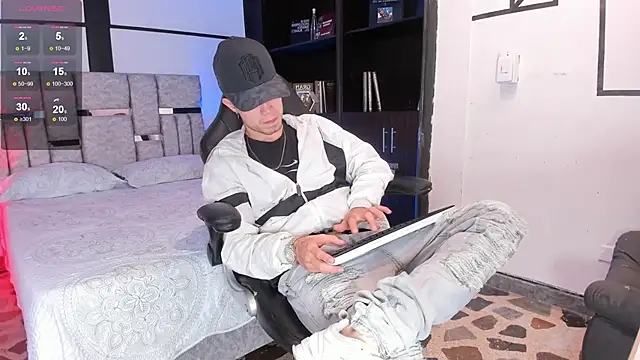 marcuscollins1  online show from December 18, 2:02 pm