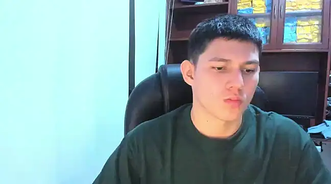 Snapshot of JamesCr_ chatting on February 24, 10:14 pm JamesCr online show from February 24, 10:14 pm