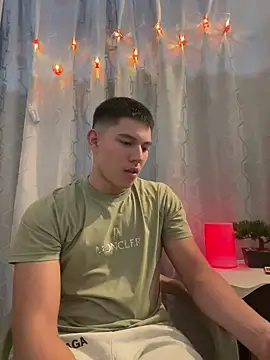 Snapshot of JamesCr_ chatting on February 10, 1:35 am JamesCr online show from February 10, 1:35 am
