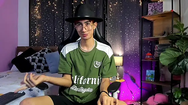 NovaaWheler online show from March 23, 4:49 am