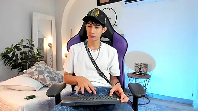 NovaaWheler online show from February 11, 4:44 am