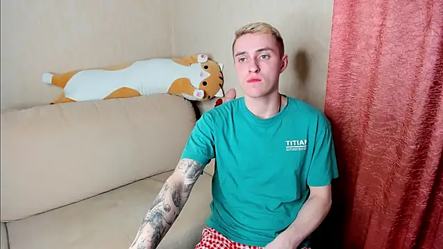 Snapshot of crazybottom99 chatting on March 3, 6:18 pm crazybottom99 online show from March 3, 6:18 pm