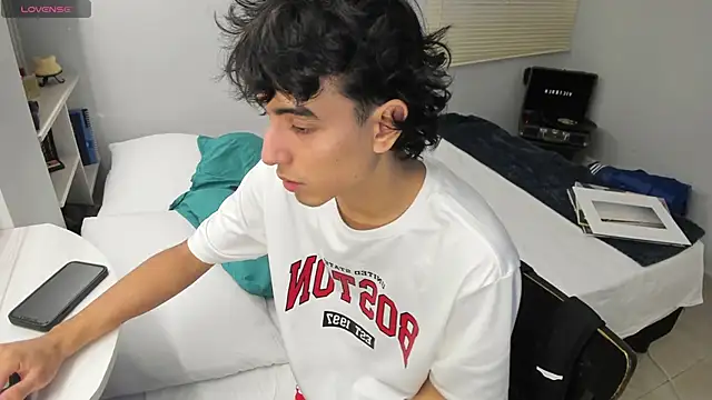 Snapshot of salvatore_montt chatting on March 6, 1:27 am salvatore montt online show from March 6, 1:27 am