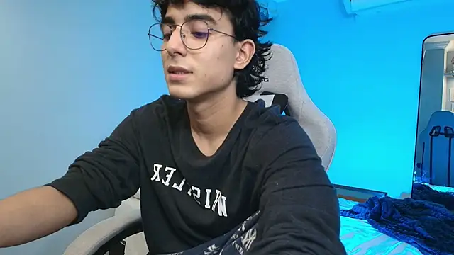 Snapshot of salvatore_montt chatting on October 30, 4:03 am salvatore montt online show from October 30, 4:03 am