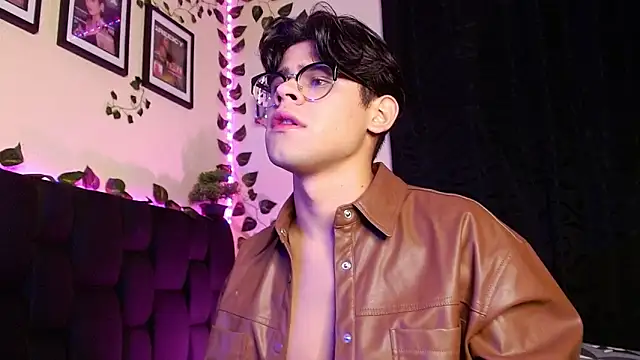 Snapshot of isaac-saenz chatting on February 19, 9:36 pm isaac-saenz online show from February 19, 9:36 pm