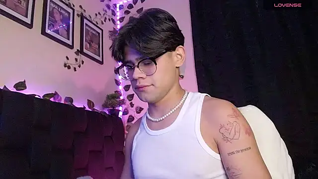 Snapshot of isaac-saenz chatting on February 25, 8:09 pm isaac-saenz online show from February 25, 8:09 pm