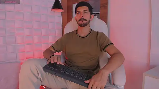 Snapshot of AlejandroStormm chatting on October 19, 3:33 am AlejandroStormm online show from October 19, 3:33 am
