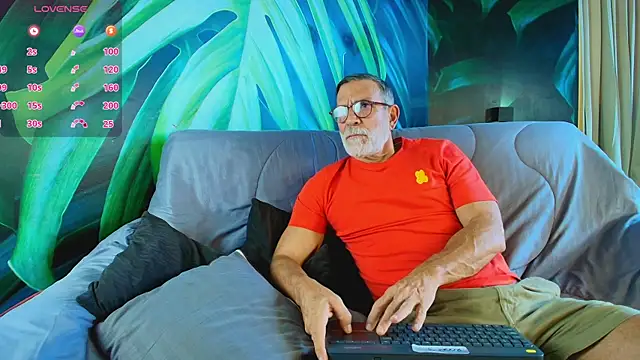 Snapshot of LukeCrews chatting on September 15, 7:04 pm LukeCrews online show from September 15, 7:04 pm