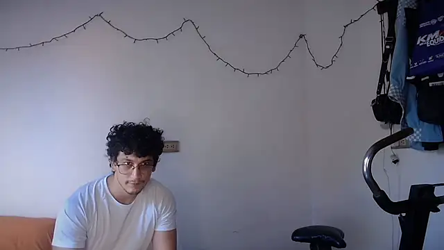 chicoinhibido online show from December 15, 8:28 pm