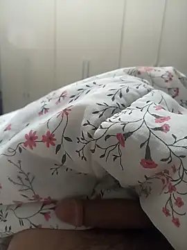 Snapshot of JovanRJ chatting on October 31, 12:08 pm JovanRJ online show from October 31, 12:08 pm