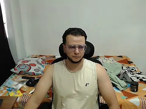 cloudsxxx online show from April 1, 4:04 pm