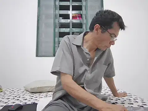 Snapshot of skinnylatino51 chatting on September 23, 2:33 am skinnylatino51 online show from September 23, 2:33 am