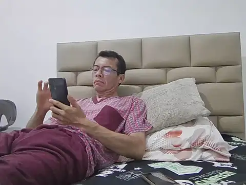 skinnylatino51 online show from December 3, 1:44 am