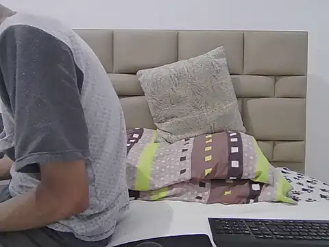 skinnylatino51 online show from April 10, 12:28 am