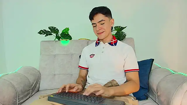 Snapshot of CamiiGuzmanX chatting on September 9, 9:57 pm CamiiGuzmanX online show from September 9, 9:57 pm