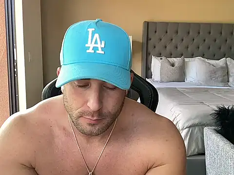 brettmycles28 online show from September 25, 8:08 pm