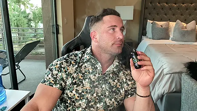 brettmycles28 online show from October 4, 1:10 am