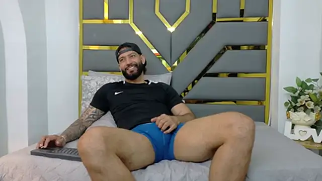 Snapshot of yorbymaxx chatting on October 16, 3:09 pm yorbymaxx online show from October 16, 3:09 pm
