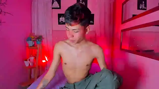 MaxiWildd online show from November 18, 1:04 pm