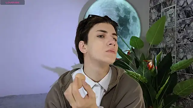 Snapshot of Oliver_Starboy chatting on October 6, 8:19 am Oliver Starboy online show from October 6, 8:19 am