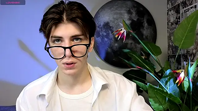 Snapshot of Oliver_Starboy chatting on October 9, 6:29 am Oliver Starboy online show from October 9, 6:29 am