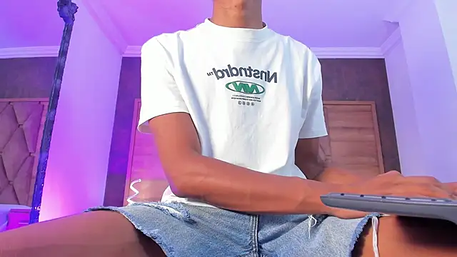 JulienSaint online show from October 12, 3:17 pm