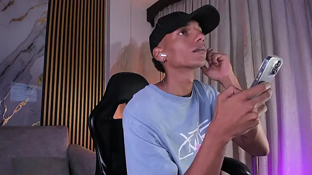 JulienSaint online show from March 3, 11:28 am