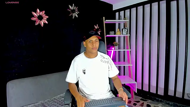 Snapshot of IsaacBlack_ chatting on October 16, 5:04 am IsaacBlack online show from October 16, 5:04 am