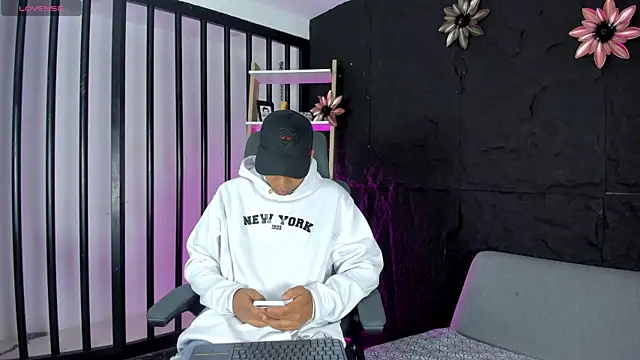 Snapshot of IsaacBlack_ chatting on October 8, 4:06 am IsaacBlack online show from October 8, 4:06 am