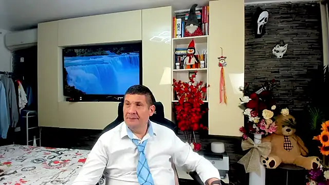 SpartacusDaddy48 online show from April 11, 10:35 pm