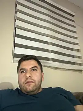 raulgzz4 online show from April 20, 4:48 am